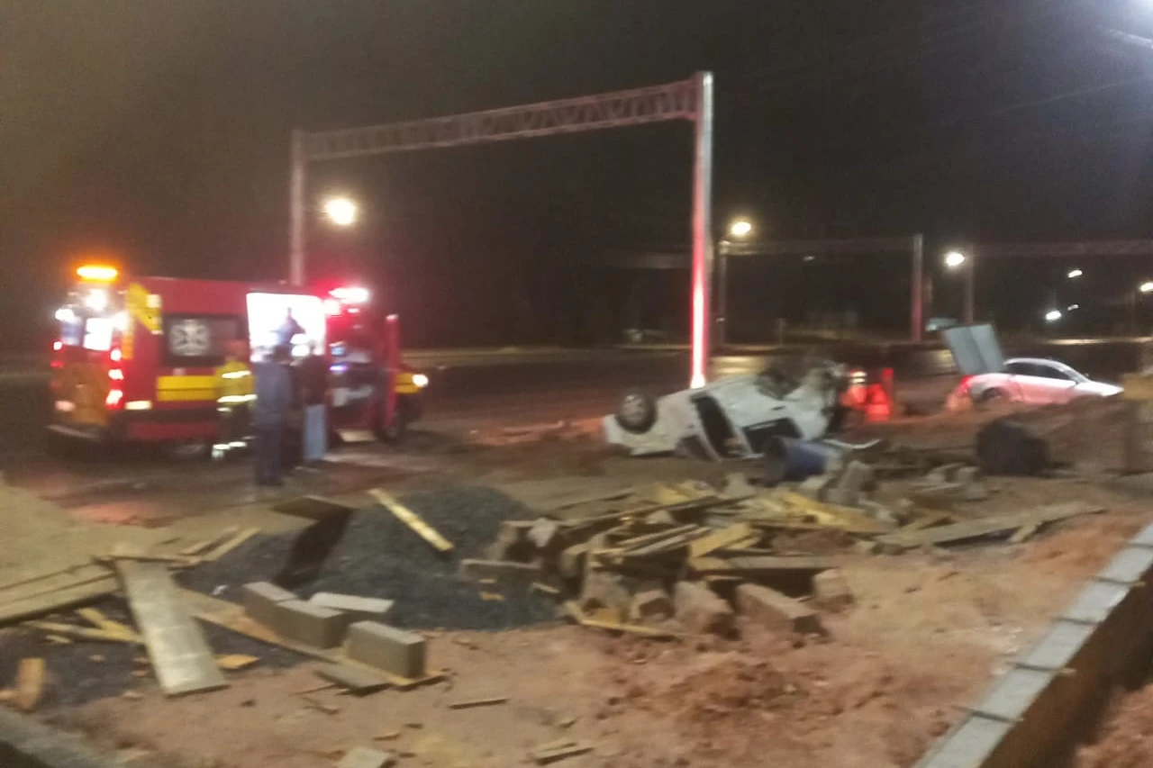 Ve&iacute;culo capota na Rodovia SC 445 em I&ccedil;ara (SC) e os cinco ocupantes nada sofreram