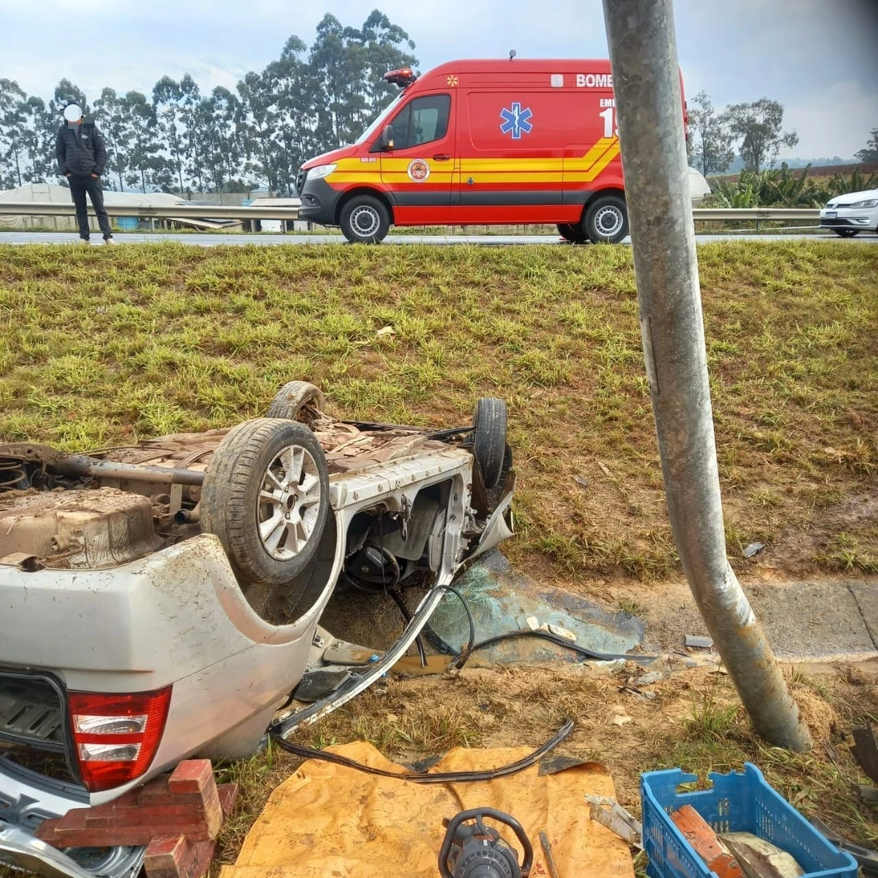 Tr&ecirc;s pessoas ficam feridas ap&oacute;s ve&iacute;culo capotar na Via R&aacute;pida em I&ccedil;ara (SC)