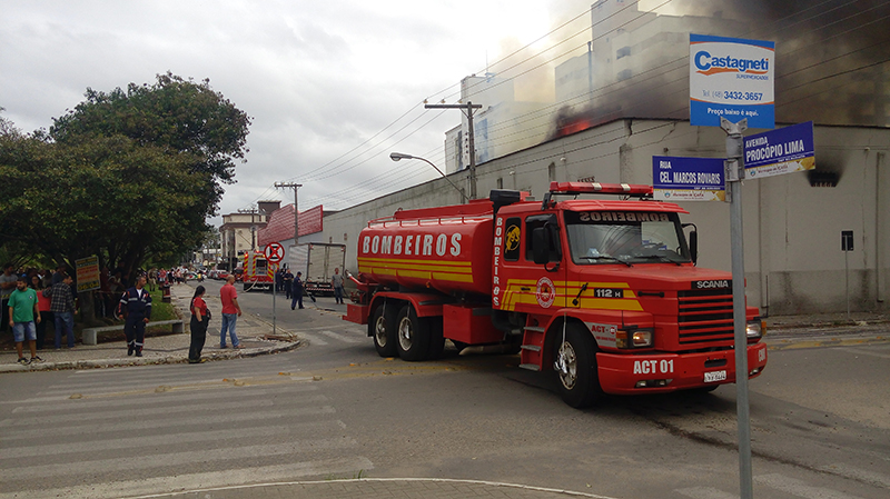 Mercado &eacute; atingido por inc&ecirc;ndio no Bairro Tereza Cristina em I&ccedil;ara (SC(