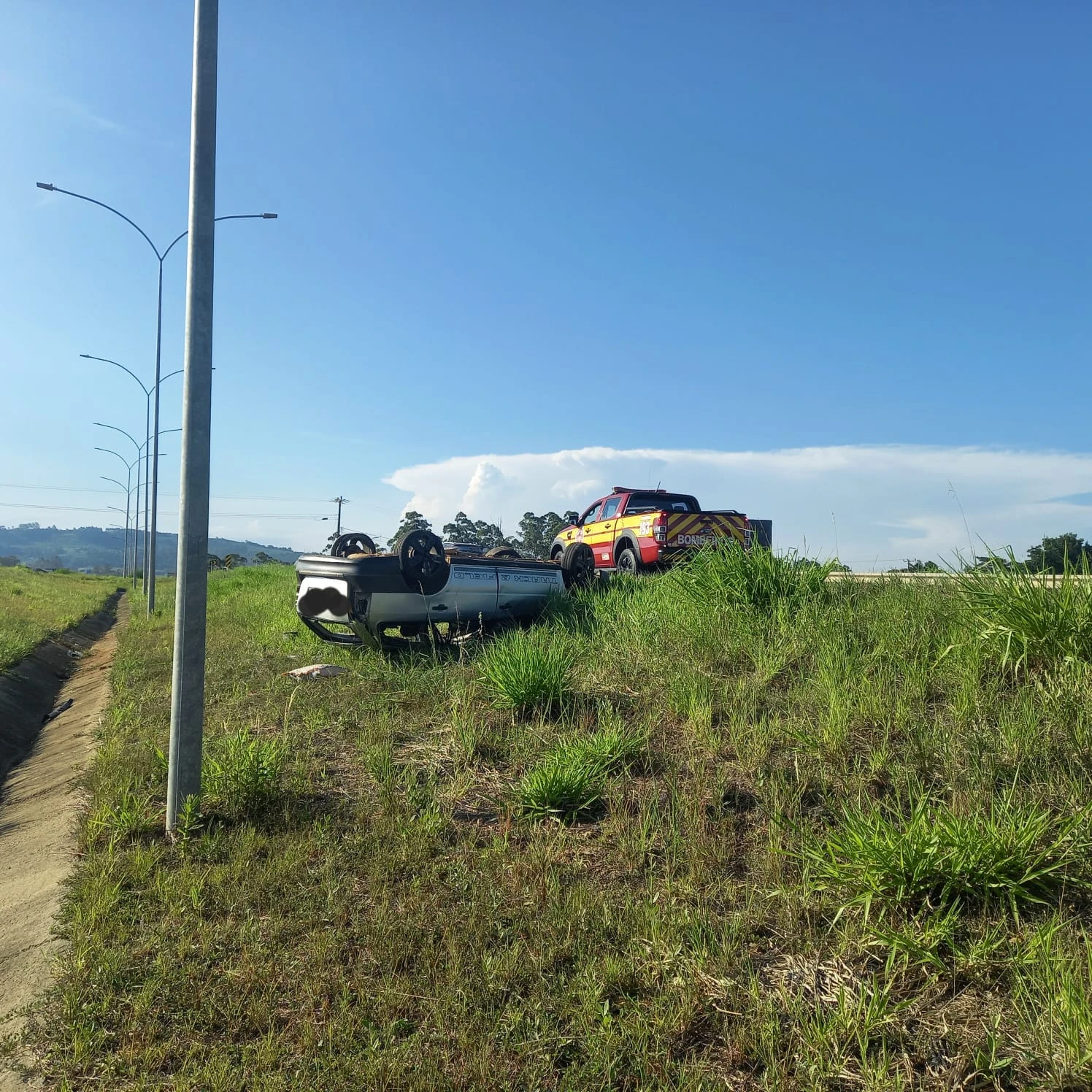 Capotamento deixa tr&ecirc;s pessoas feridas na Via R&aacute;pida em I&ccedil;ara (SC)