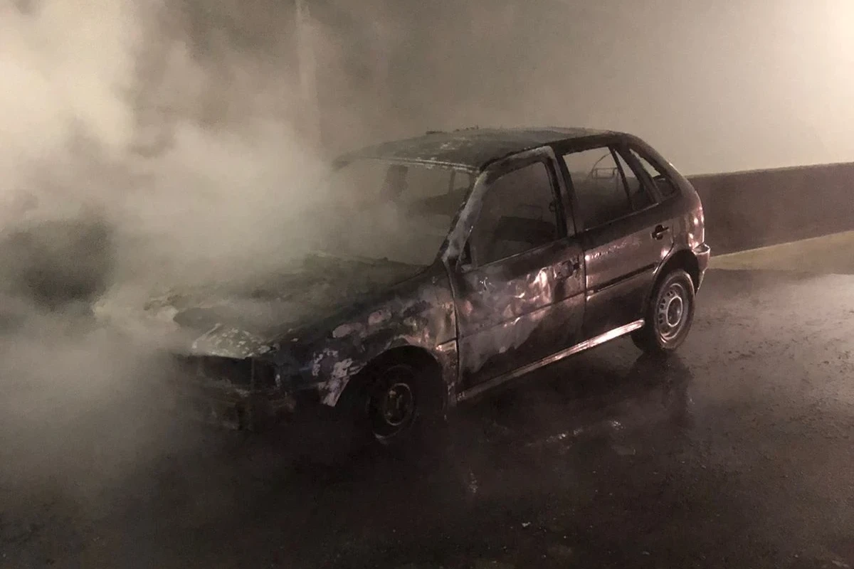 Ve&iacute;culo &eacute; atingido por inc&ecirc;ndio na BR-101 no Munic&iacute;pio de Maracaj&aacute; (SC)