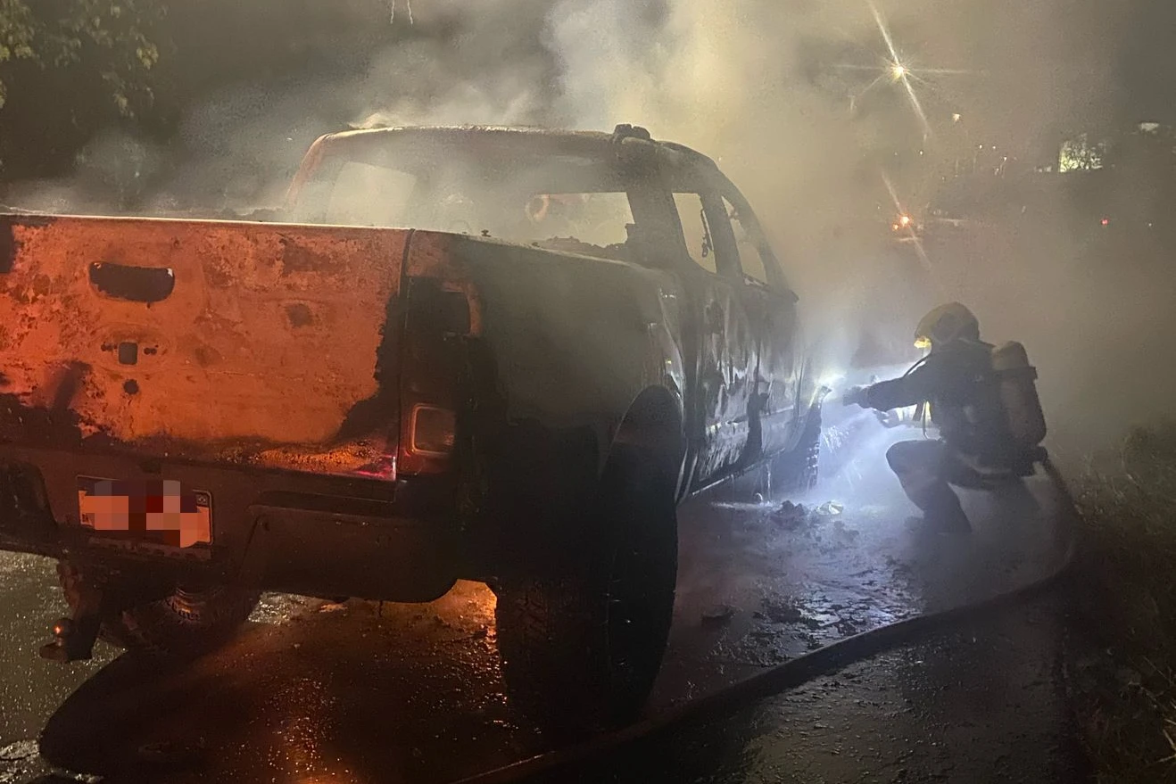 Bombeiros utilizam 2 mil litros de &aacute;gua para apagar inc&ecirc;ncio em caminhonete