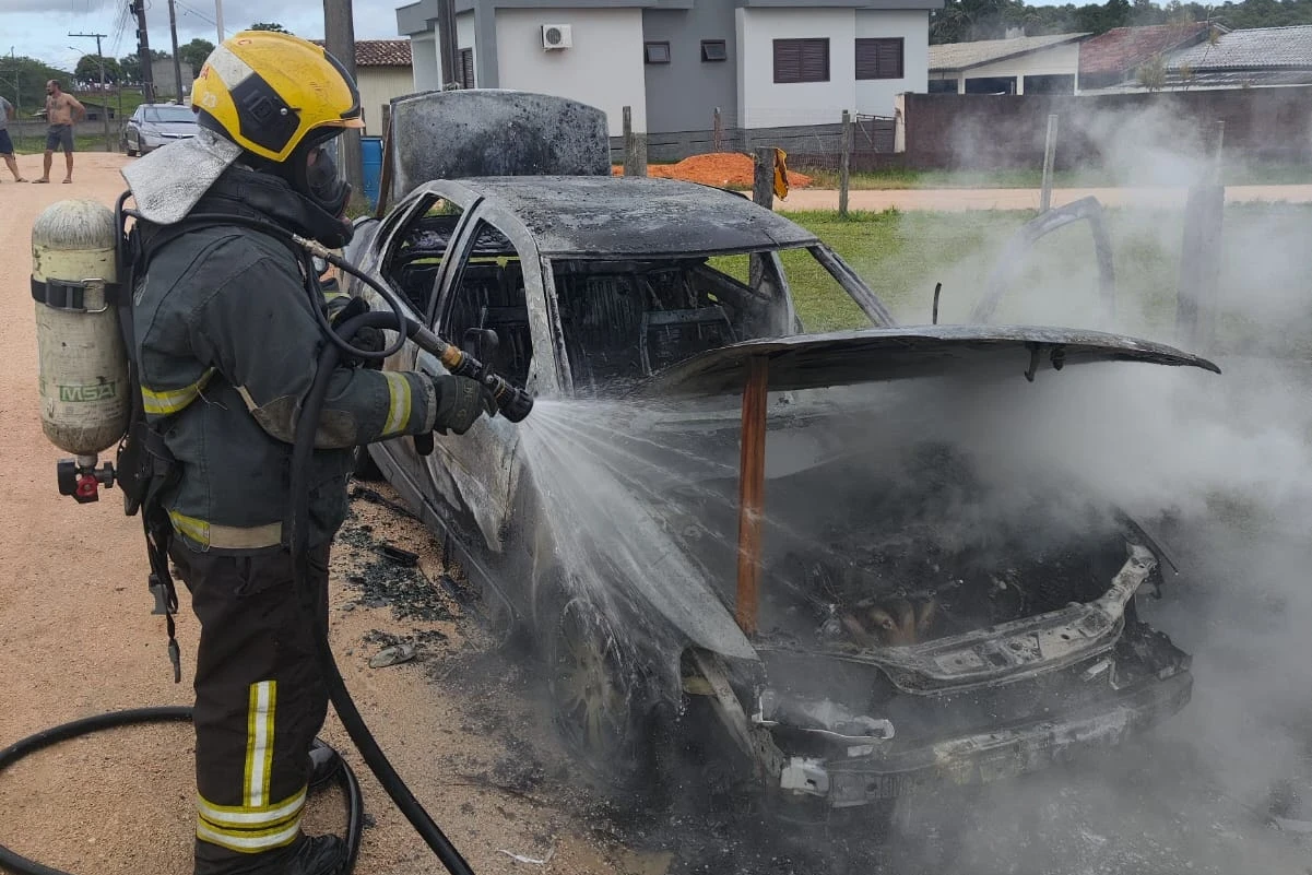 Carro &eacute; destru&iacute;do por inc&ecirc;ndio no Bairro Barrac&atilde;o em I&ccedil;ara (SC)