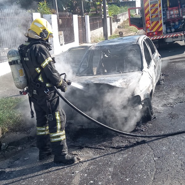 Inc&ecirc;ndio deixa carro destru&iacute;do no Bairro Cristo Rei em I&ccedil;ara (SC)