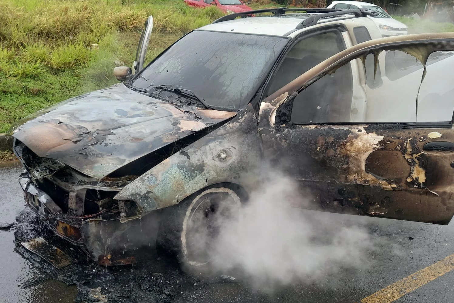 Ve&iacute;culo fica destru&iacute;do por inc&ecirc;ndio no Bairro Marili em I&ccedil;ara (SC)
