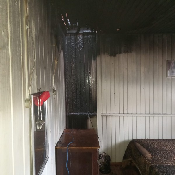 Moradores combatem inc&ecirc;ndio em casa de madeira no Munic&iacute;pio de I&ccedil;ara (SC)