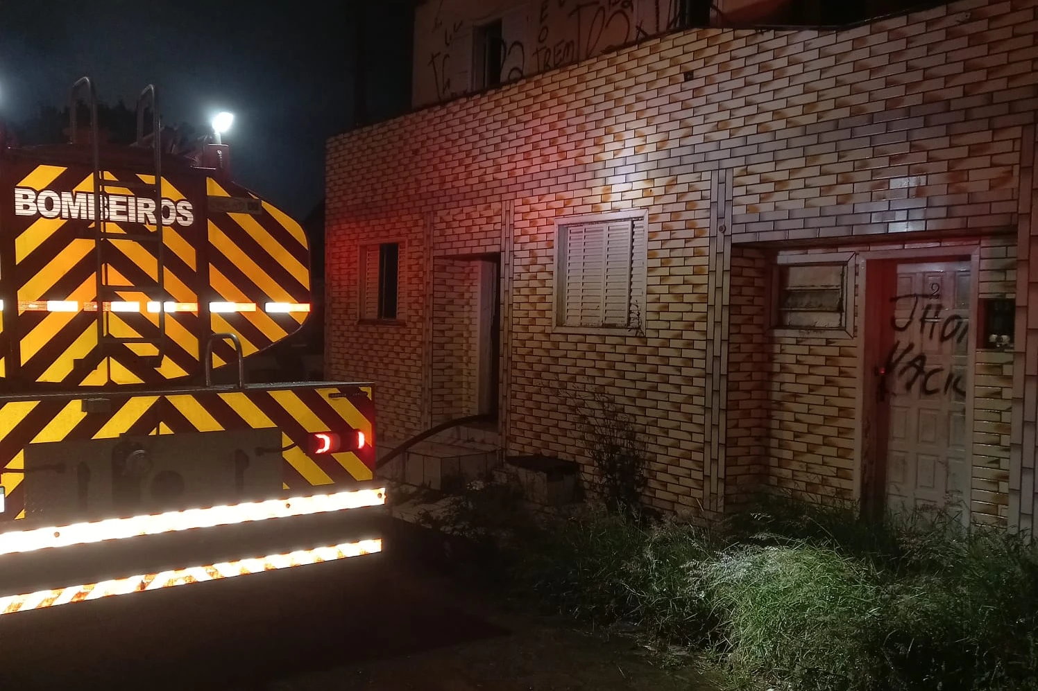 Bombeiros utilizam 8 mil litros de &aacute;gua para apagar inc&ecirc;ndio em resid&ecirc;ncia 
