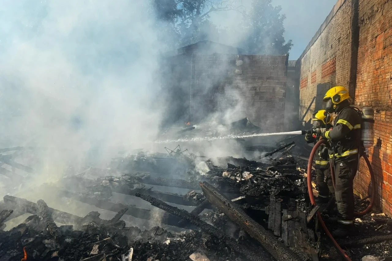 Casa &eacute; destru&iacute;da por inc&ecirc;ndio no Bairro Raichaski em I&ccedil;ara (SC)