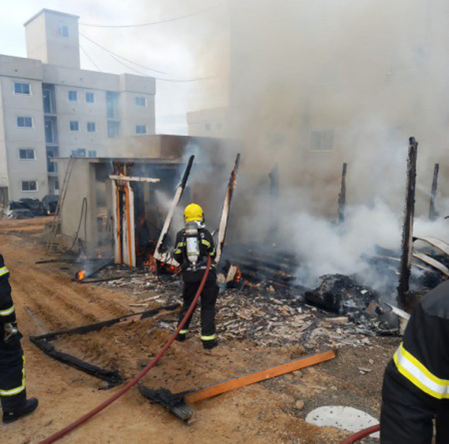 Inc&ecirc;ndio destr&oacute;i dep&oacute;sito de materiais e atinge edifica&ccedil;&atilde;o em I&ccedil;ara (SC)