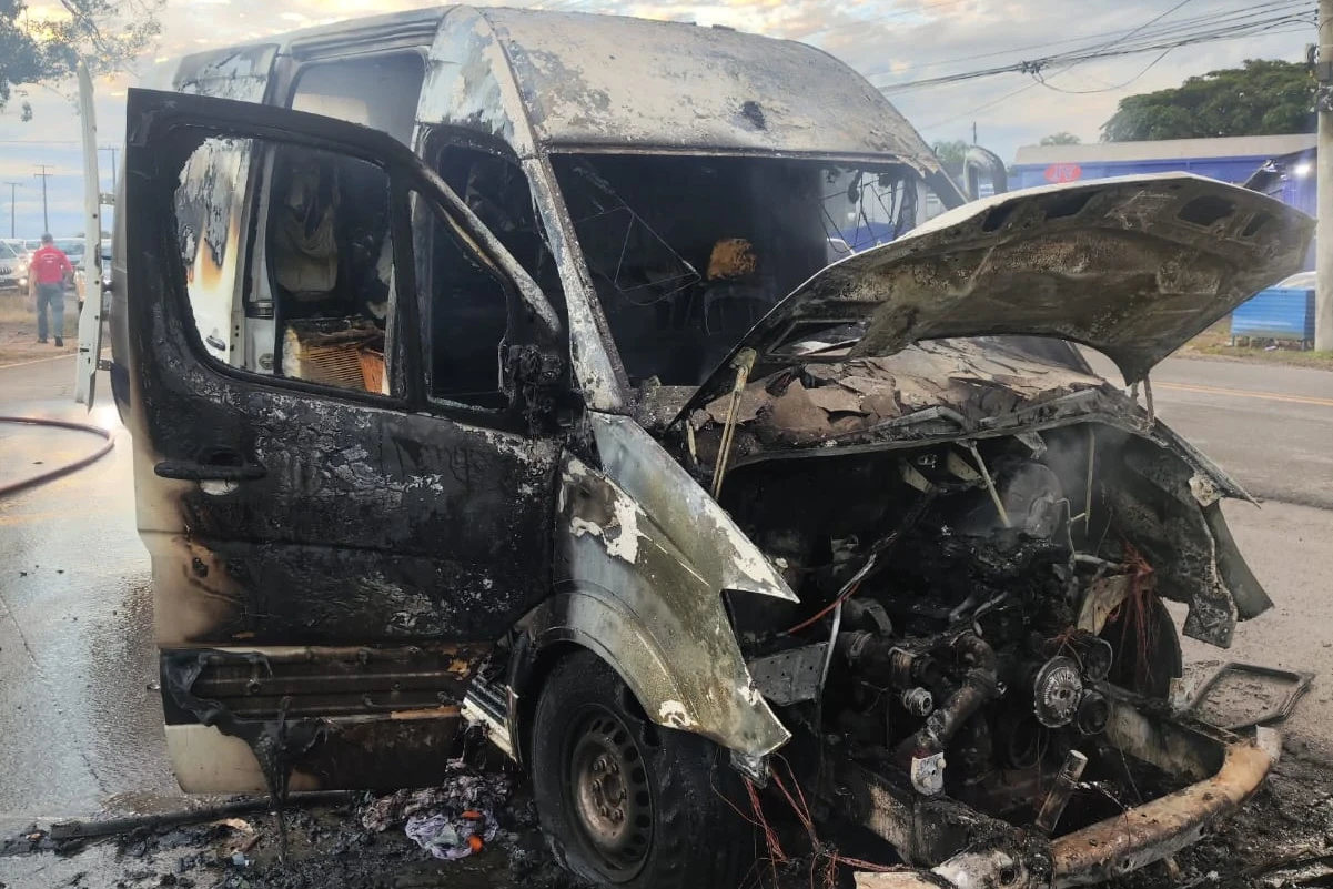 Inc&ecirc;ndio deixa furg&atilde;o totalmente destru&iacute;do na SC-445 em I&ccedil;ara (SC)
