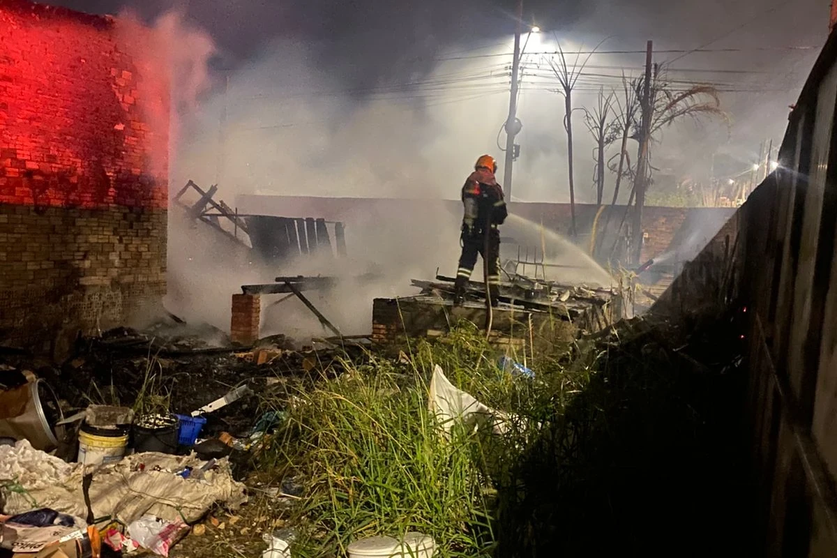 Bombeiros utilizam12 mil litros de &aacute;gua para apagar inc&ecirc;ndio em I&ccedil;ara (SC)