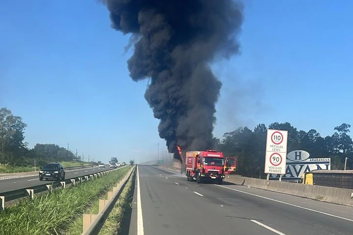 Corpo de Bombeiros combate inc&ecirc;ndio em &ocirc;nibus de turismo na BR-101