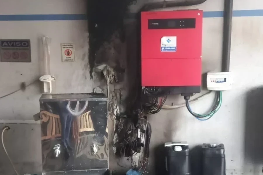 Funcion&aacute;rio combate princ&iacute;pio de inc&ecirc;ndio com mangueira em I&ccedil;ara (SC)