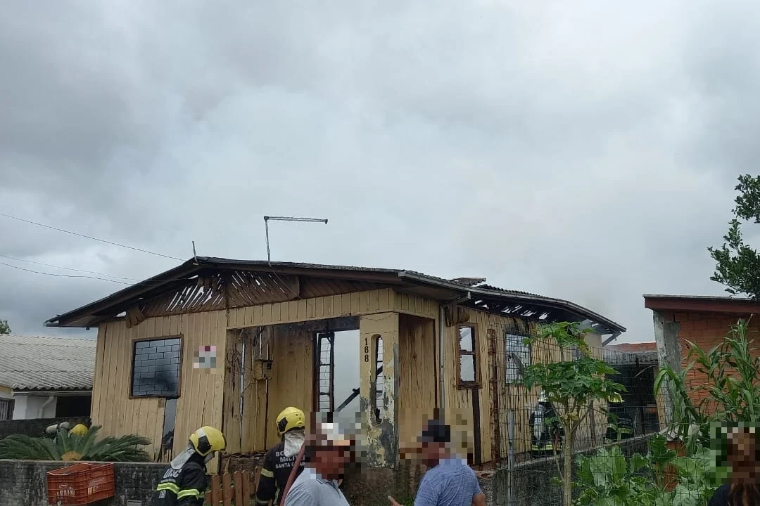 Inc&ecirc;ndio destr&oacute;i resid&ecirc;ncia no Bairro Zona Sul de Balne&aacute;rio Rinc&atilde;o (SC)