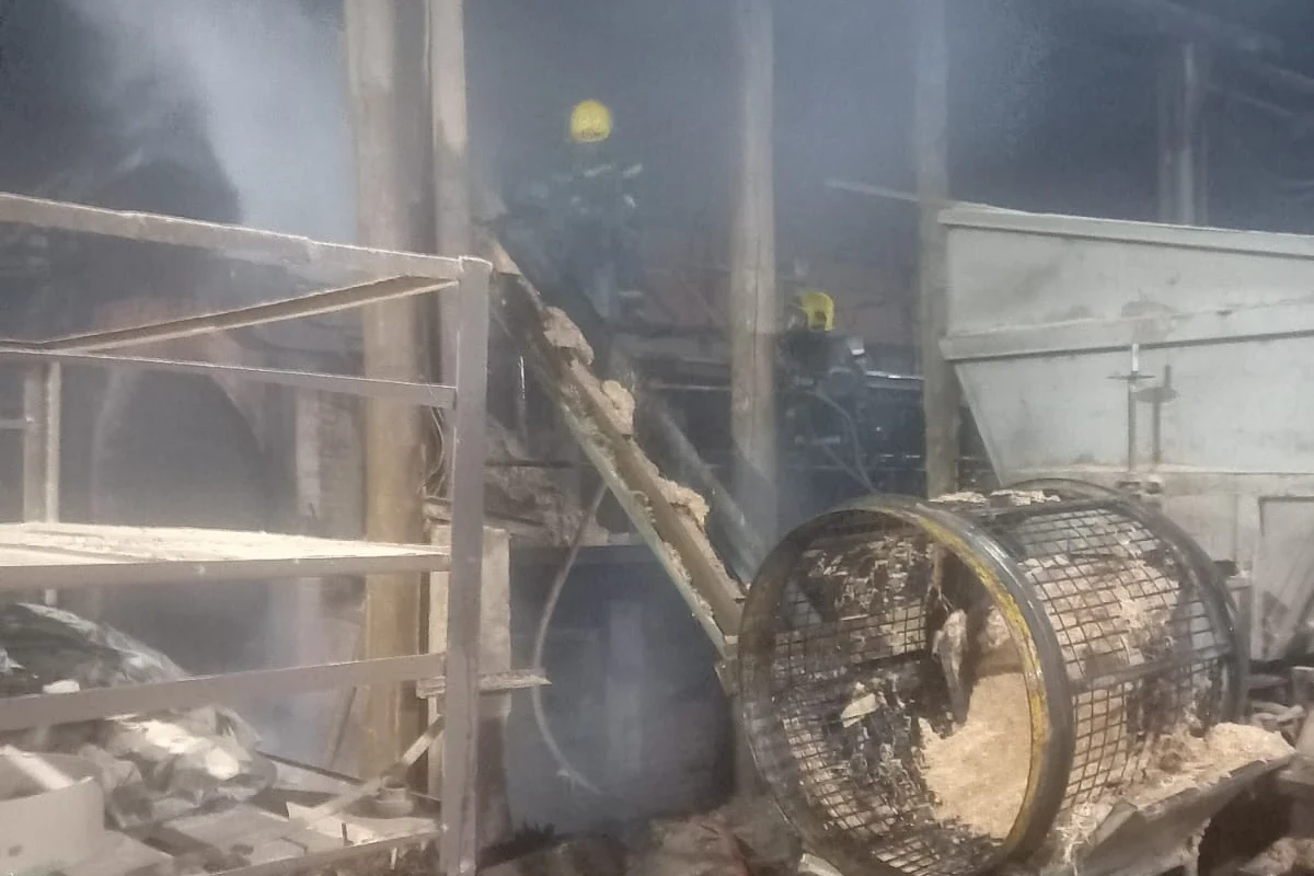 Inc&ecirc;ndio atinge olaria de tijolos no Bairro Ronco D&acute;&aacute;gua em I&ccedil;ara (SC)