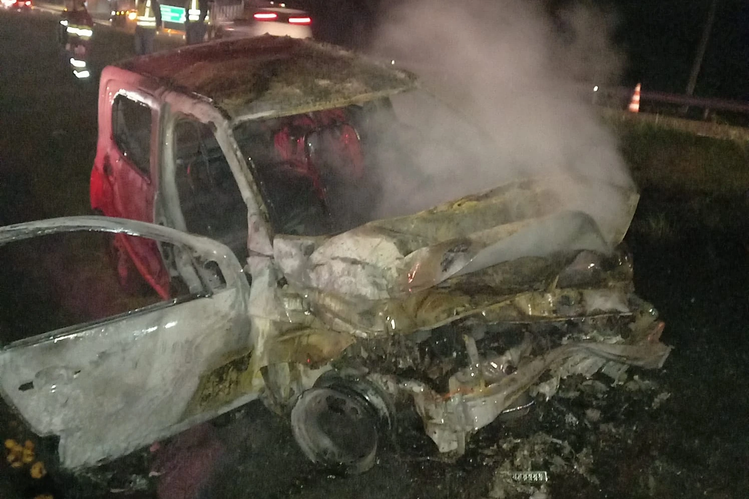 Ve&iacute;culo pega fogo ao colidir na traseira de caminh&atilde;o na BR-101 em I&ccedil;ara (SC)