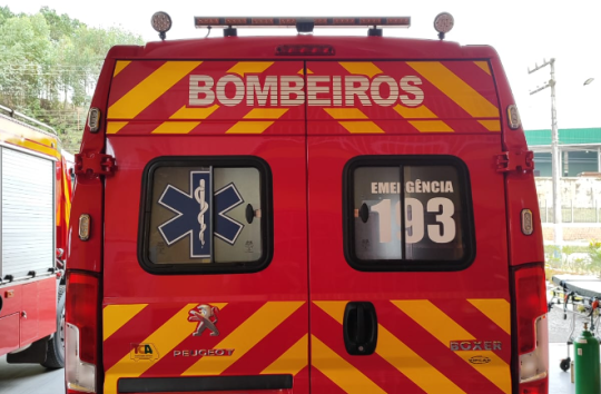 Colis&atilde;o entre carro e caminh&atilde;o em Balne&aacute;rio Rinc&atilde;o (SC)