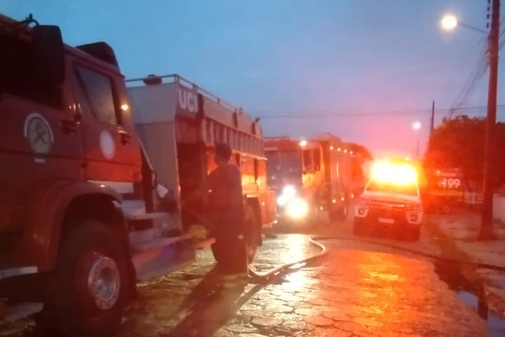 Bombeiros atendem ocorr&ecirc;ncia de inc&ecirc;ndio em Balne&aacute;rio Rinc&atilde;o (SC)