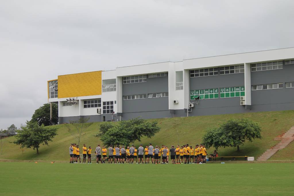 Jogadores do Crici&uacute;ma E.C. treinam no CT visando confronto com o Vila Nova-GO