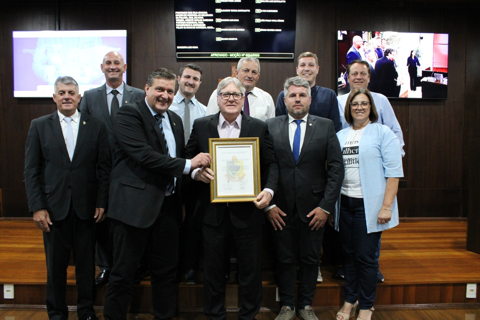 Delegado da Pol&iacute;cia Civil de NV recebe Mo&ccedil;&atilde;o Honrosa por 42 anos de servi&ccedil;os