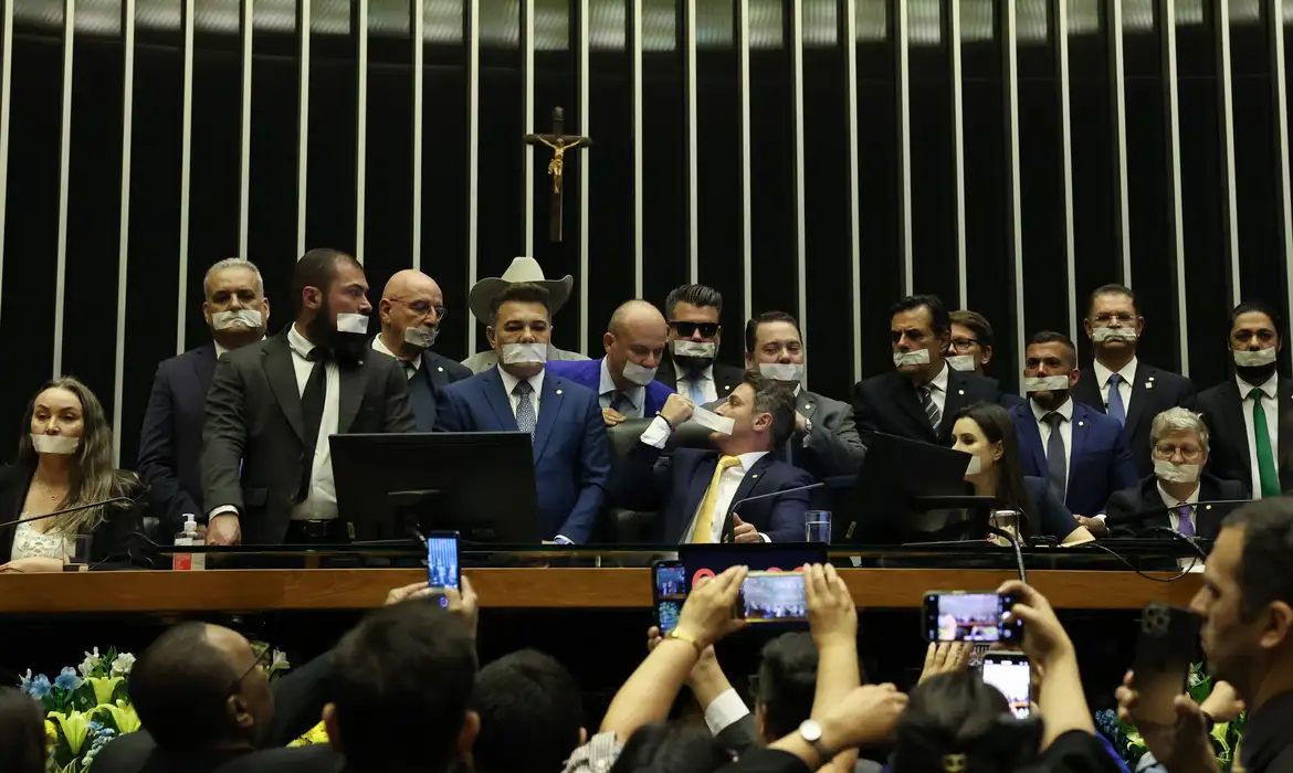 Oposi&ccedil;&atilde;o ocupa plen&aacute;rios por anistia a 8/1 e impeachment de Moraes