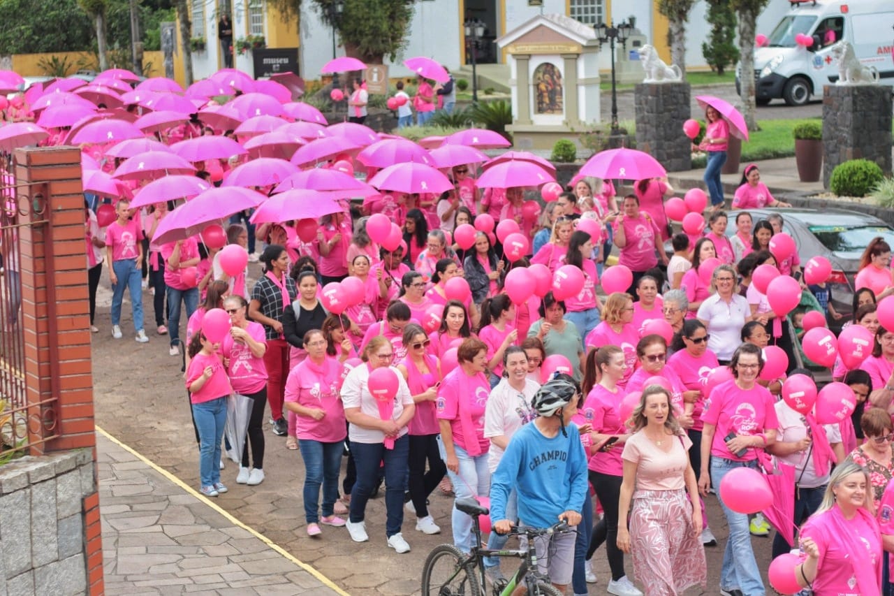 Caminhada Outubro Rosa re&uacute;ne centenas de pessoas em Nova Veneza