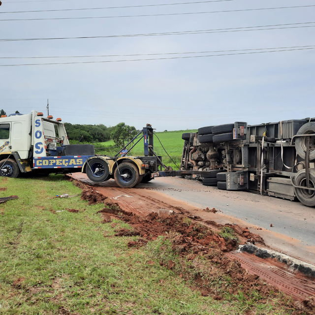 Carreta carregada de m&oacute;dulos de ferro tomba no Anel Vi&aacute;rio em I&ccedil;ara