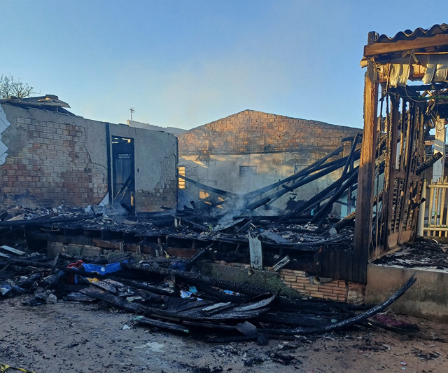 Corpo de Bombeiros combate inc&ecirc;ndio em resid&ecirc;ncia no Bairro Jaqueline
