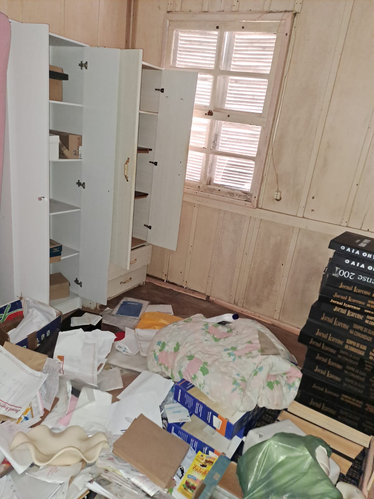 Ladr&otilde;es furtam resid&ecirc;ncia na &aacute;rea central de Balne&aacute;rio Rinc&atilde;o (SC)