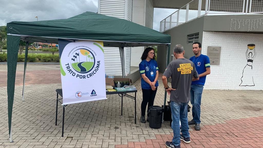 Trato por Crici&uacute;ma (SC) realiza a&ccedil;&atilde;o socioambiental na Pra&ccedil;a Nereu Ramos