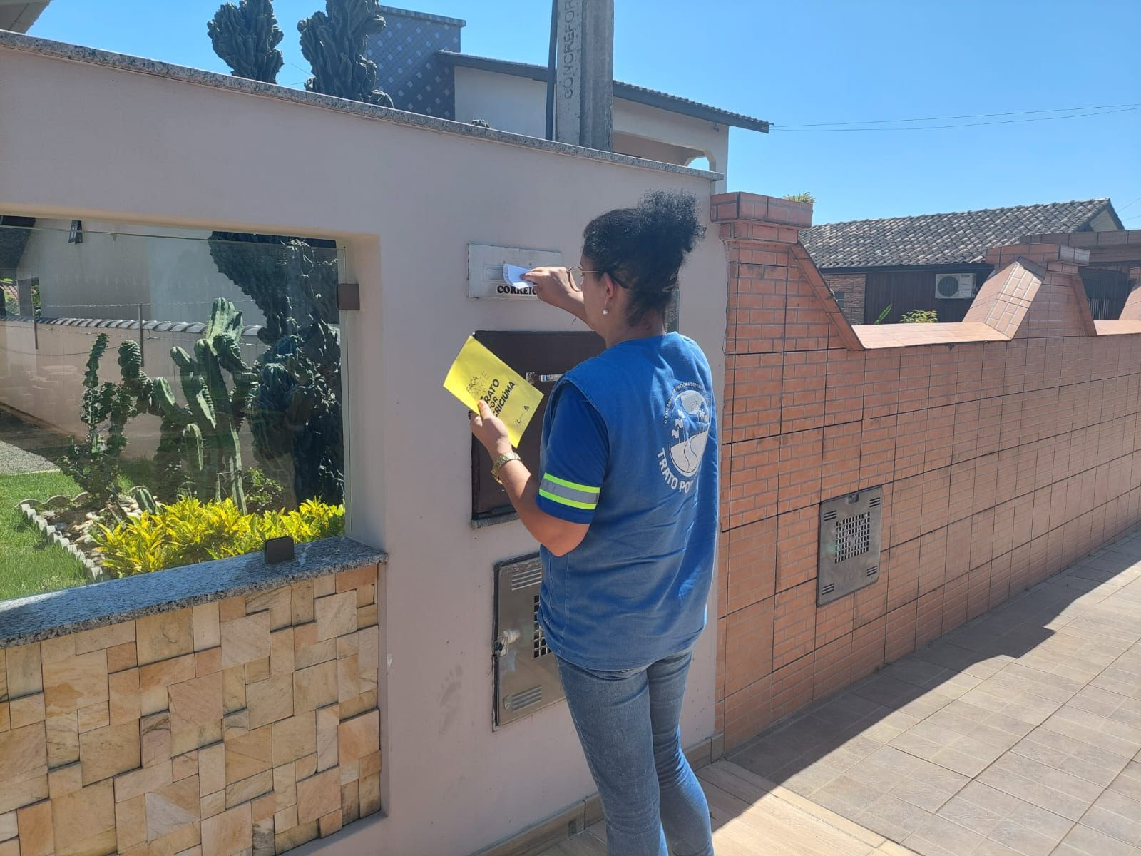 Casan entrega comunicado de vistoria aos moradores de Crici&uacute;ma (SC)