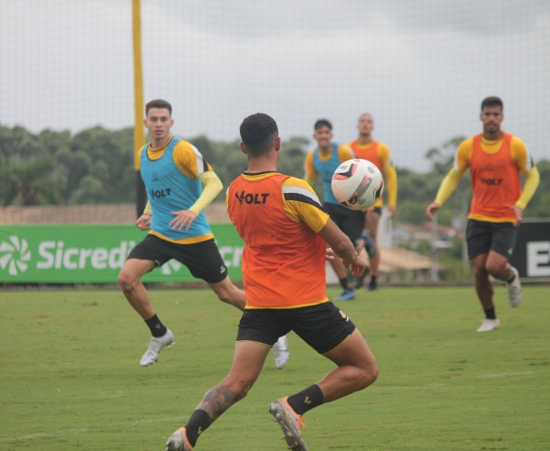 Jogadores do Crici&uacute;ma E.C. realizam treino t&eacute;cnico e t&aacute;tico