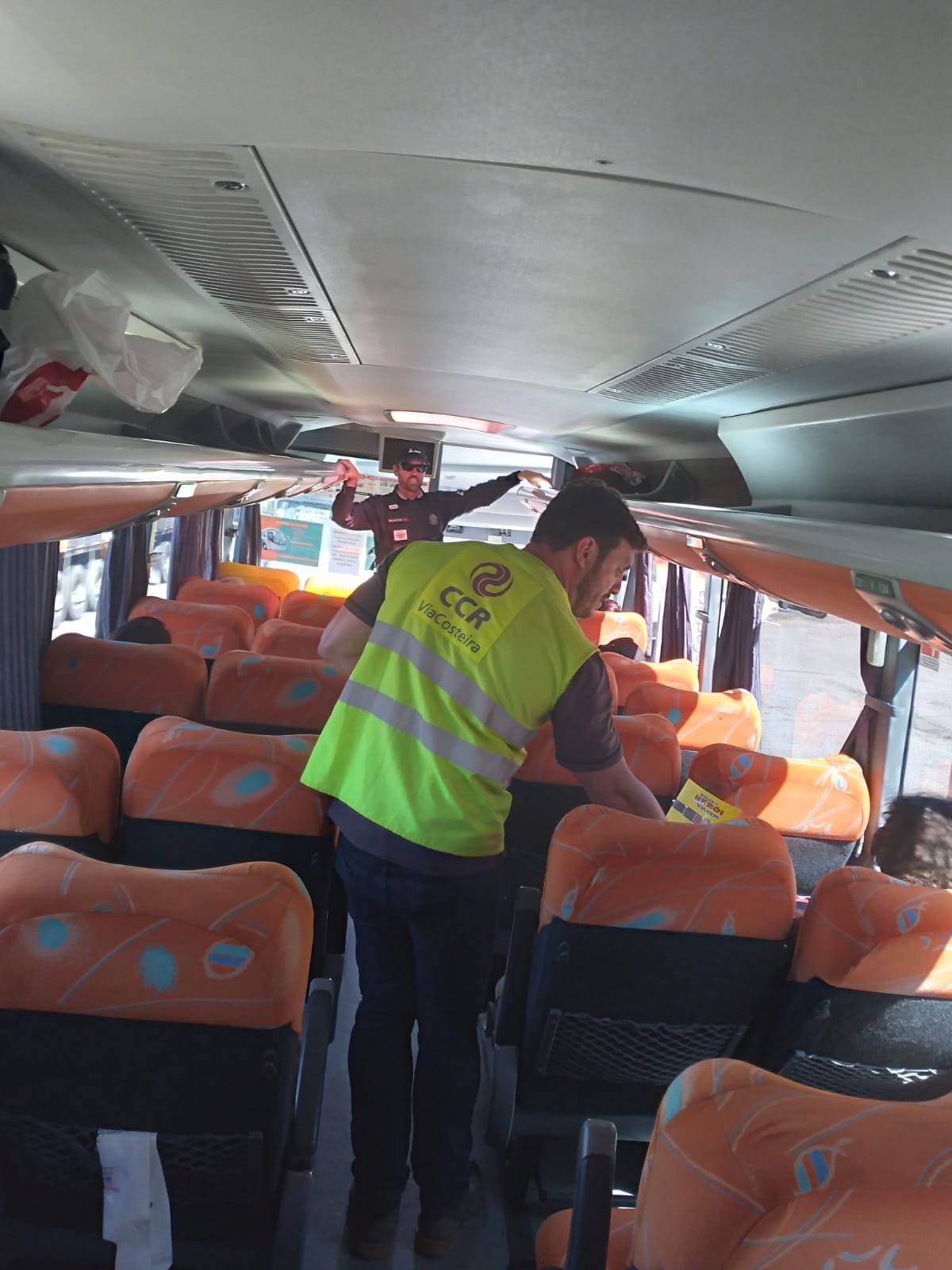 CCR ViaCosteira e PRF promovem a&ccedil;&atilde;o sobre uso do cinto de seguran&ccedil;a em &ocirc;nibus