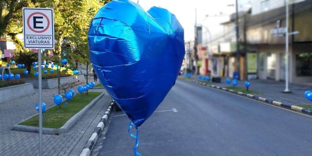 Dia dos Pais &eacute; comemorado com 450 bal&otilde;es no Centro de I&ccedil;ara (SC)