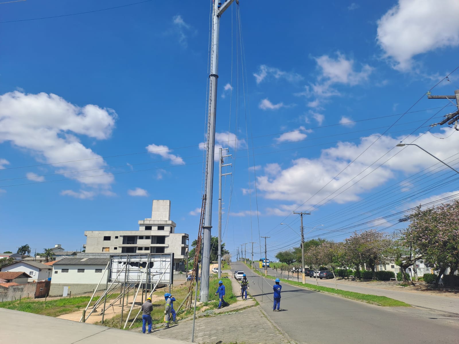 Celesc realiza instala&ccedil;&atilde;o de estruturas maiores na rede el&eacute;trica em I&ccedil;ara (SC)