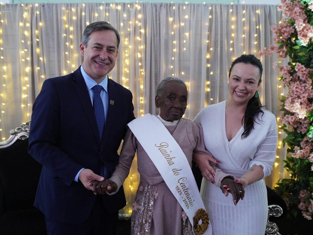 Benta Bitencourt de Assis recebe coroa&ccedil;&atilde;o de Rainha do Centen&aacute;rio de Crici&uacute;ma (SC)