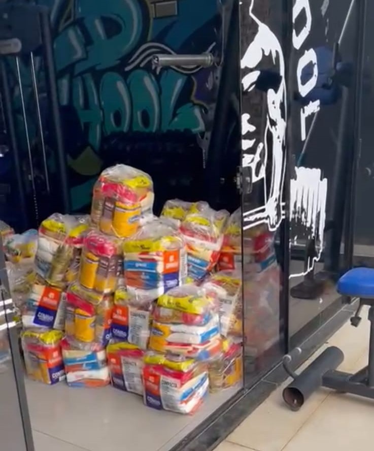 Atleta de powerlifting faz campanha para arrecadar alimentos para pessoas carentes 