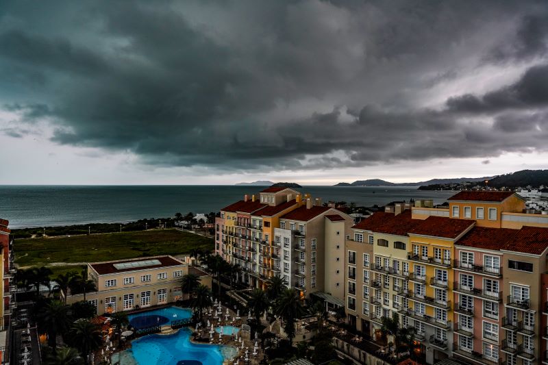 Frente fria chega a SC, provoca queda nas temperaturas e h&aacute; condi&ccedil;&otilde;es para temporais