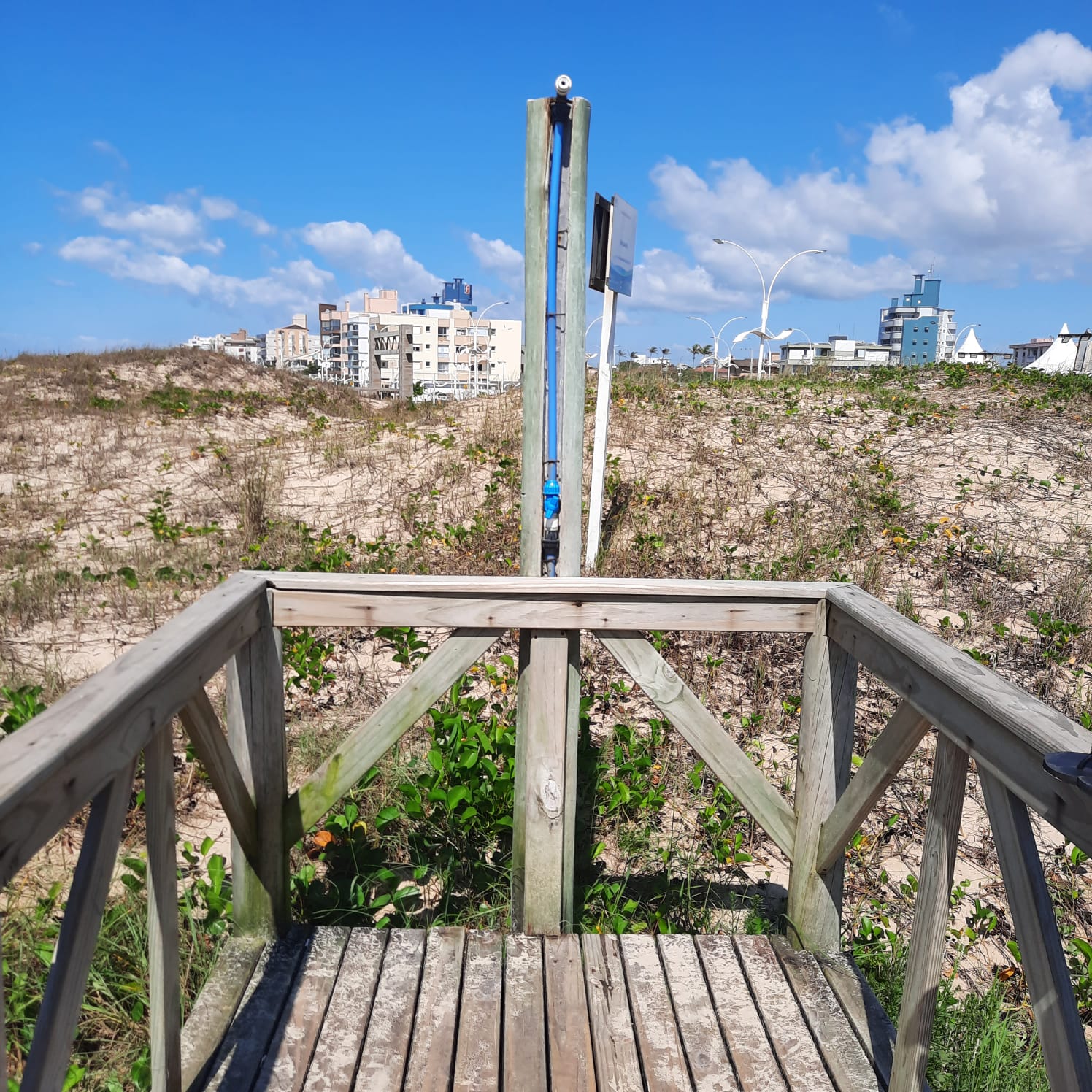 Chuveiros na sa&iacute;da da praia est&atilde;o sem &aacute;gua e banhistas reclamam em Rinc&atilde;o