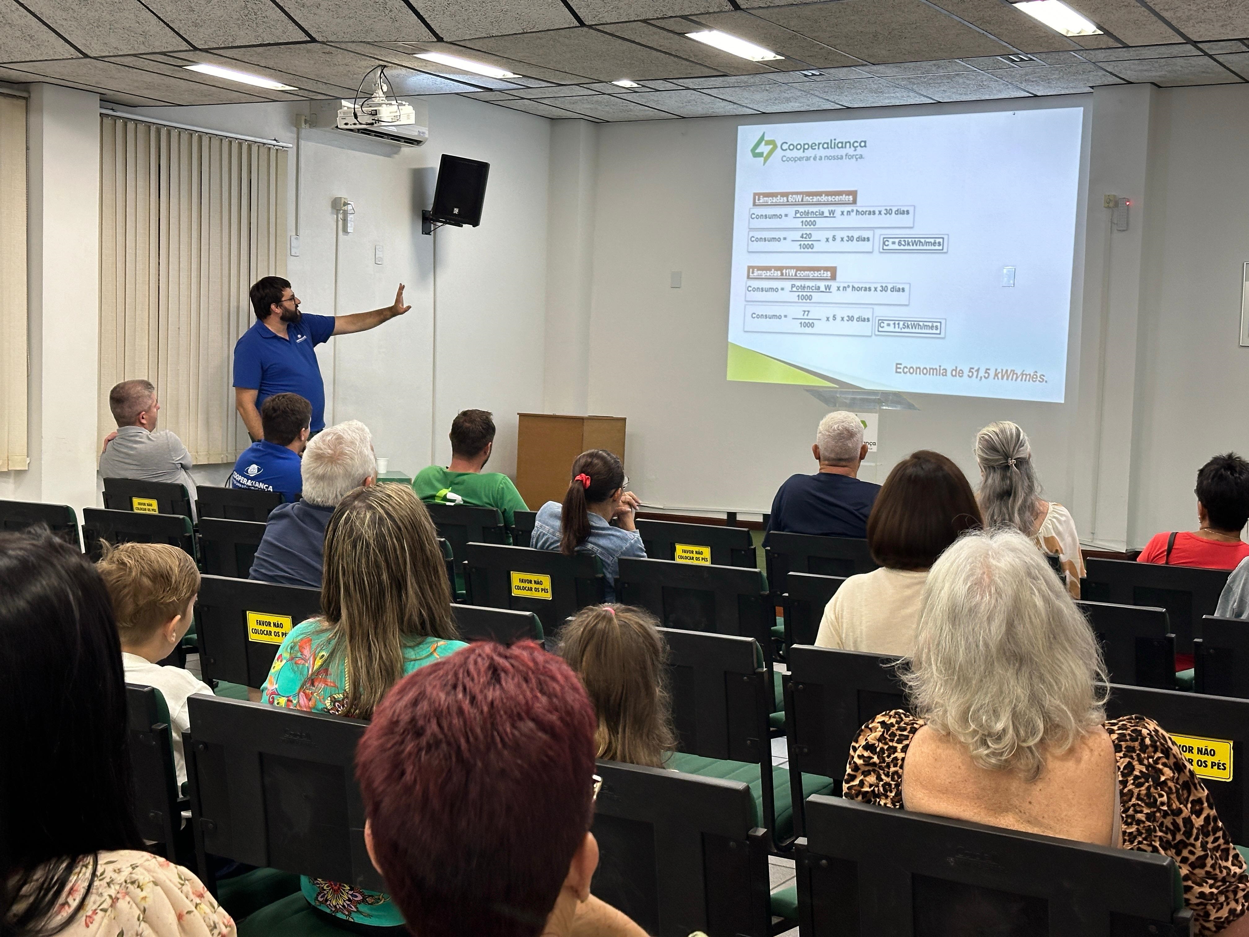 Cooperalian&ccedil;a promove treinamento com benefici&aacute;rios do Programa de Efici&ecirc;ncia Energ&eacute;tica
