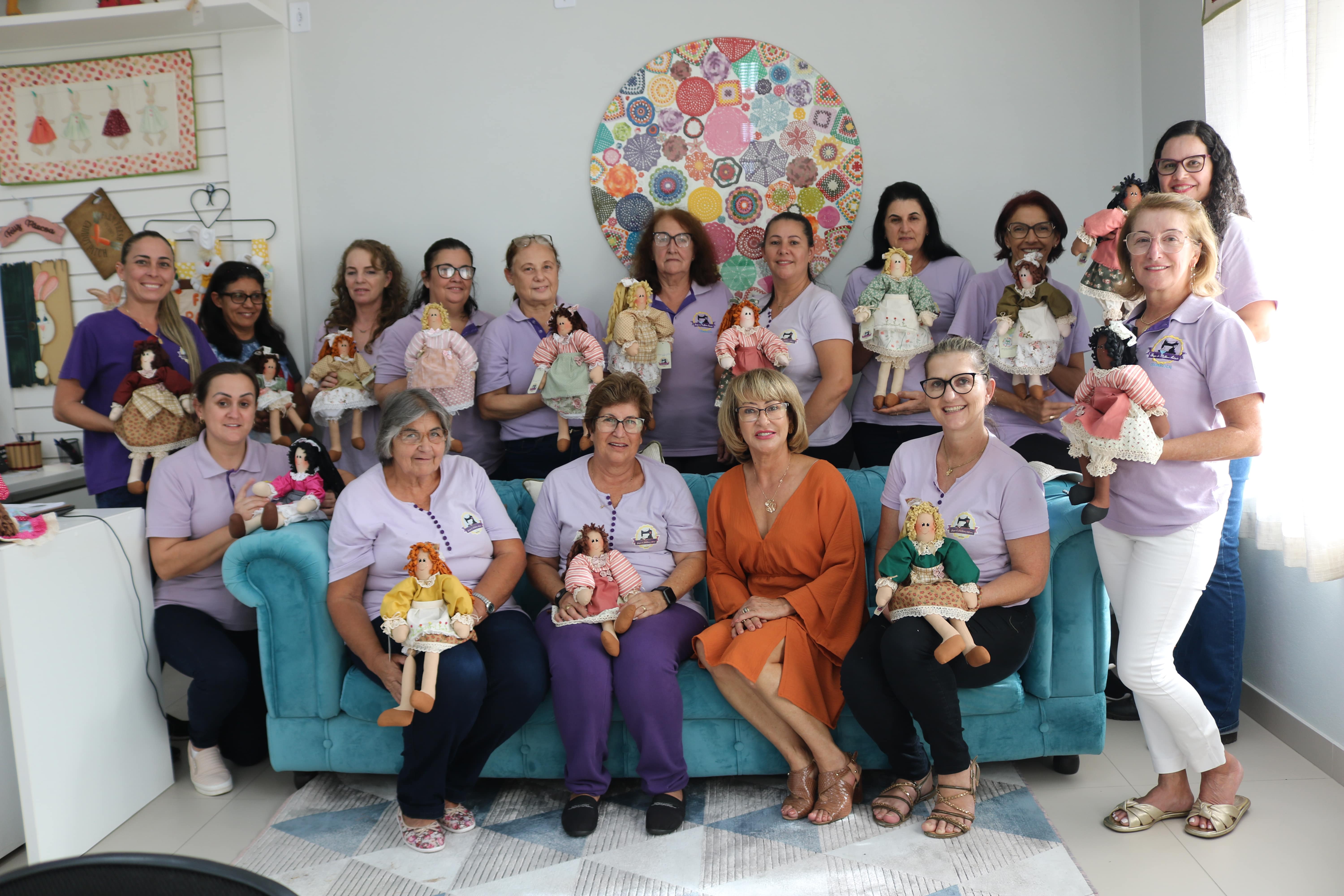 Mulheres Artes&atilde;s: produ&ccedil;&atilde;o de  bonecas de pano que pode gerar renda