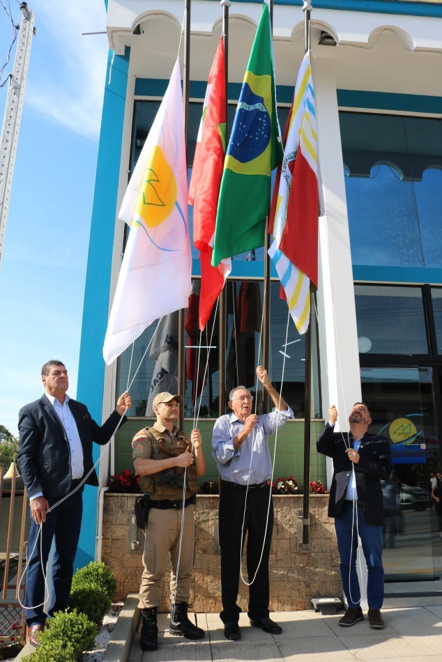 Coopercocal reverencia o cooperativismo com hasteamento das bandeiras
