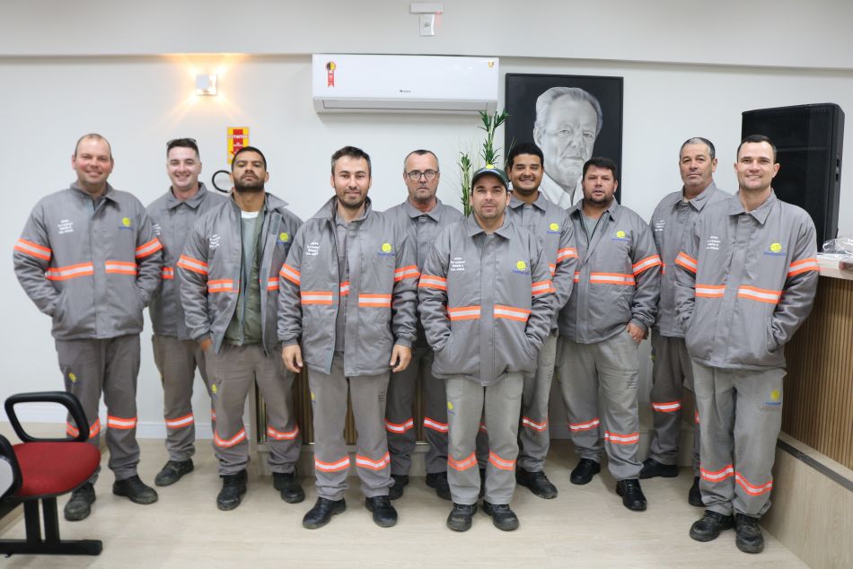 Colaboradores da Coopercocal recebem jaquetas antichamas