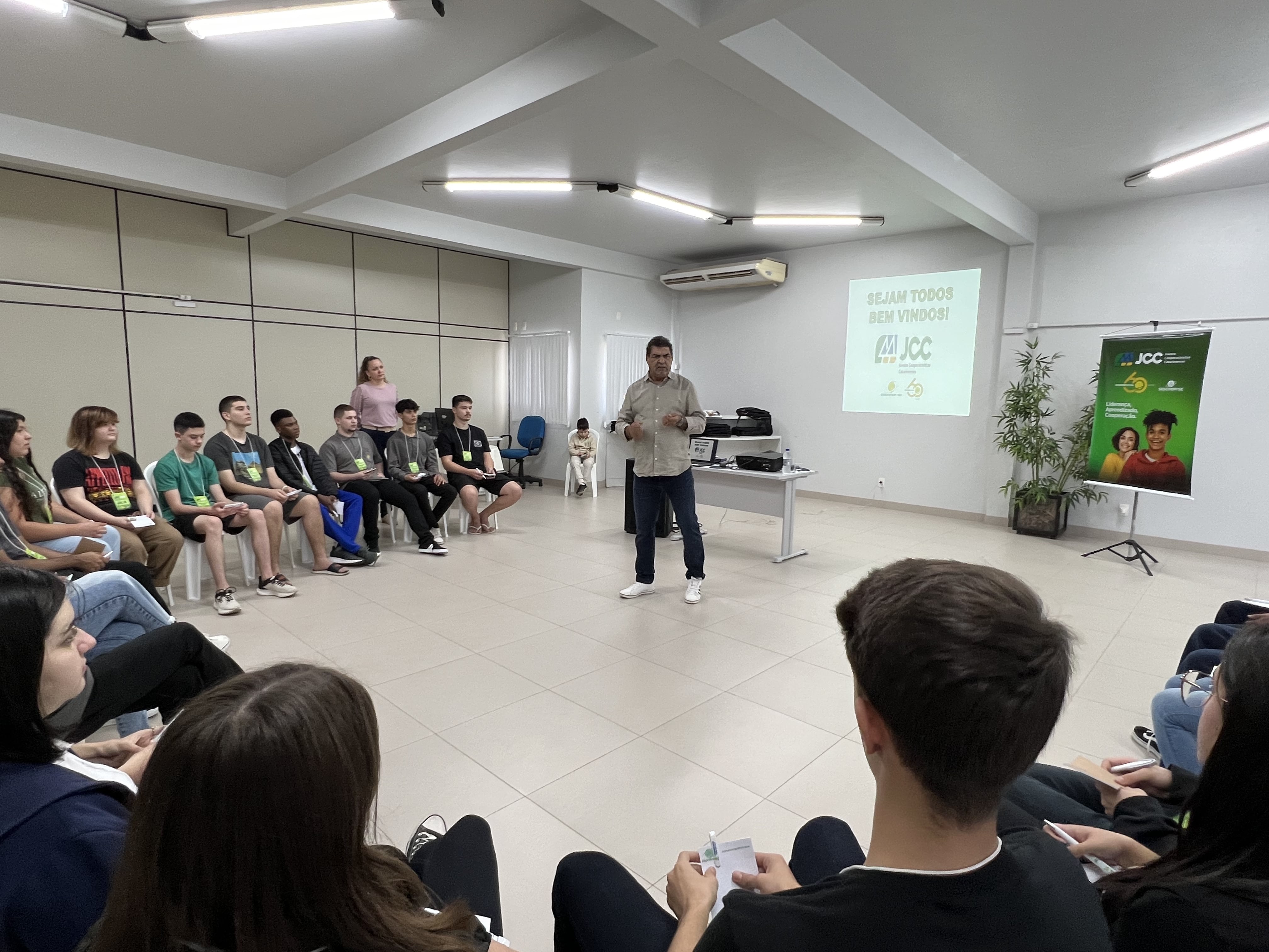 Programa Jovens Cooperativistas da Coopercocal inicia com energia