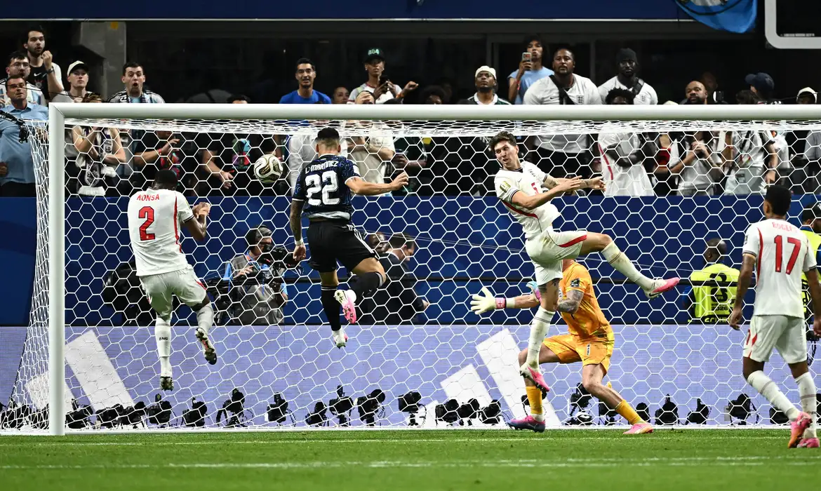 Argentina despacha Inglaterra e far&aacute; a final do Mundial com a Espanha