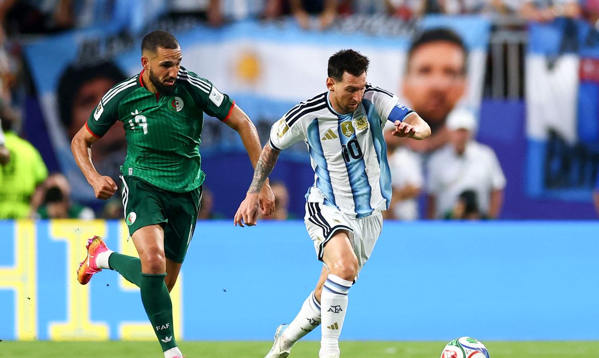 Messi vira maior artilheiro das copas e lidera Argentina em estreia 