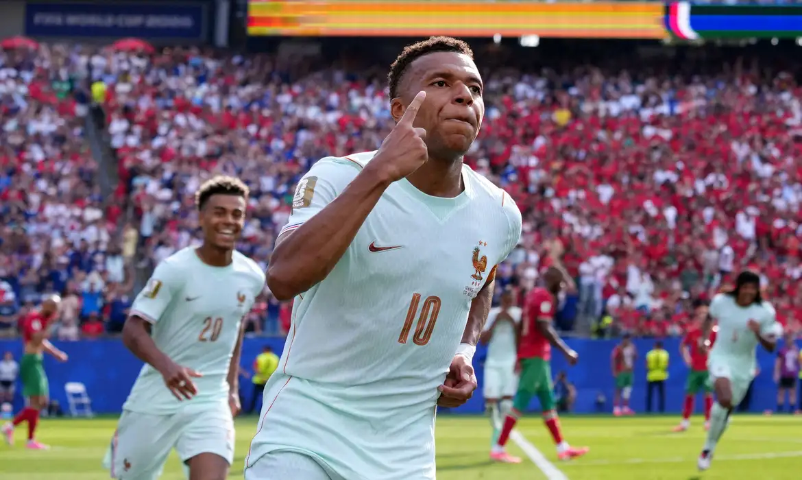 Fran&ccedil;a &eacute; a primeira semifinalista da Copa ap&oacute;s 2 a 0 sobre Marrocos