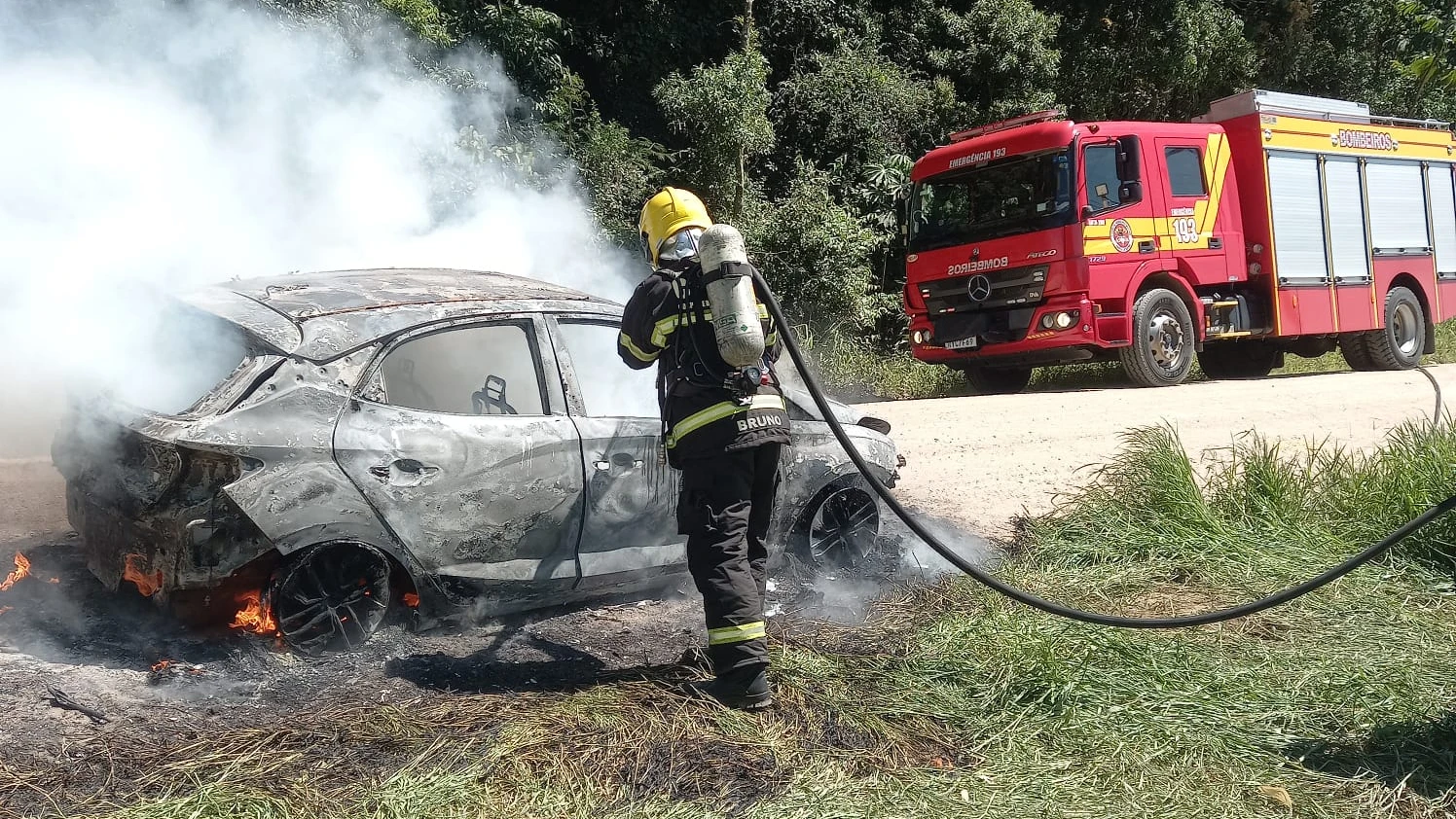 Ve&iacute;culo fica totalmente destru&iacute;do por inc&ecirc;ndio no Bairro Ponta do Mato em I&ccedil;ara (SC)
