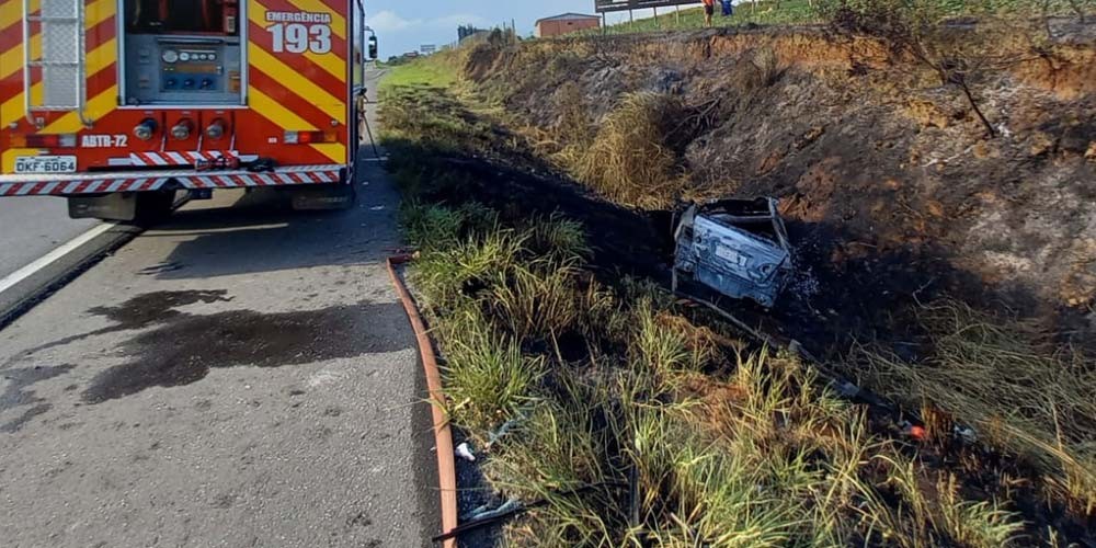 Corolla colide na traseira de caminh&atilde;o e pega fogo na Via R&aacute;pida em I&ccedil;ara