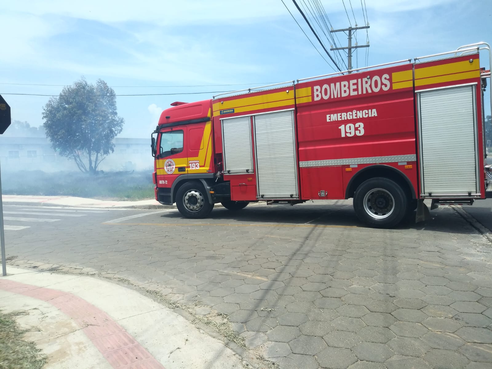 Corpo de Bombeiros combate inc&ecirc;ndio em vegeta&ccedil;&atilde;o em Balne&aacute;rio Rinc&atilde;o (SC)